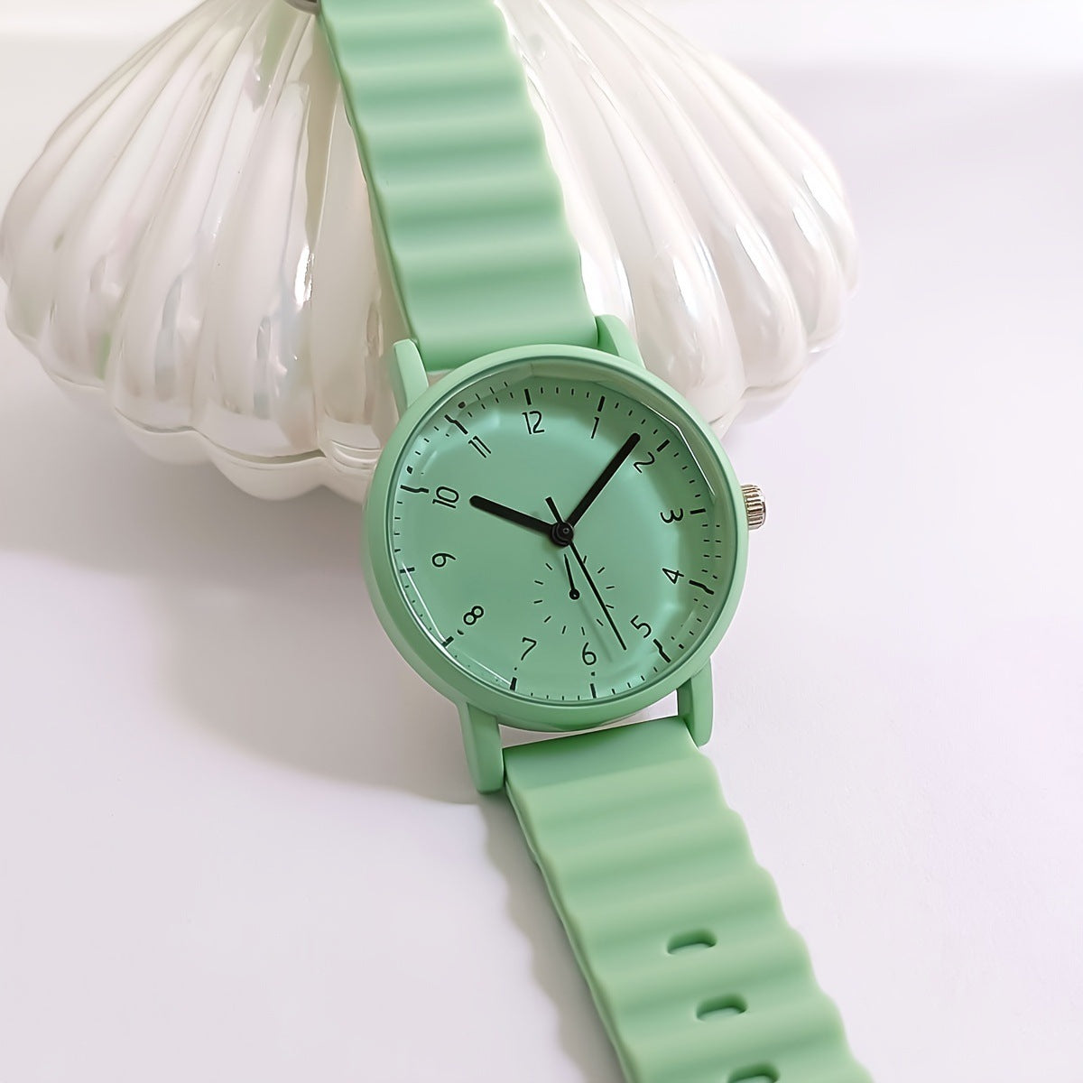 Round Shell Quartz Watch Silicone Strap