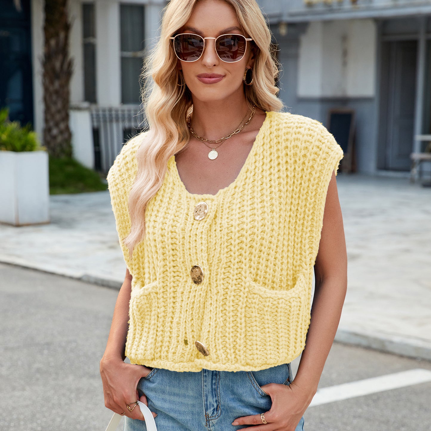 V-neck Three-button Sleeveless Cardigan