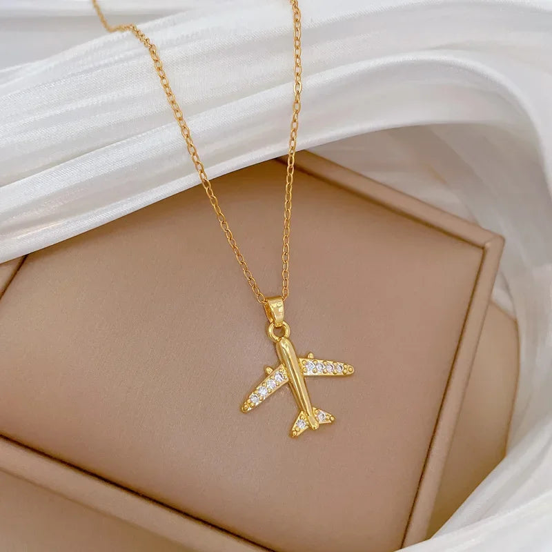 VAYORK Airplane Necklace – Classic Elegance with a Modern Twist