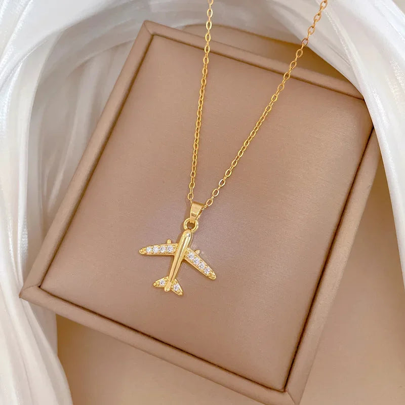 VAYORK Airplane Necklace – Classic Elegance with a Modern Twist